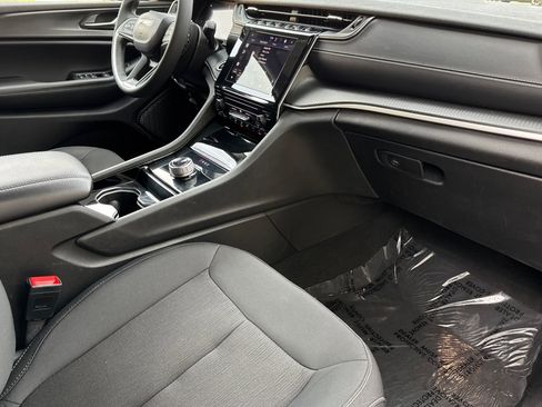 Used 2023 Jeep Grand Cherokee Laredo image 18