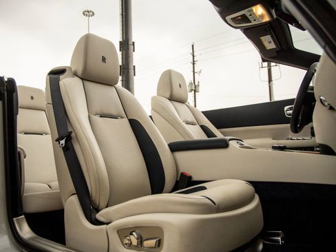 Used 2018 Rolls-Royce Dawn RWD image 43