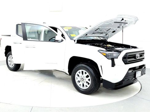 Certified 2025 Toyota Tacoma SR5 image 9