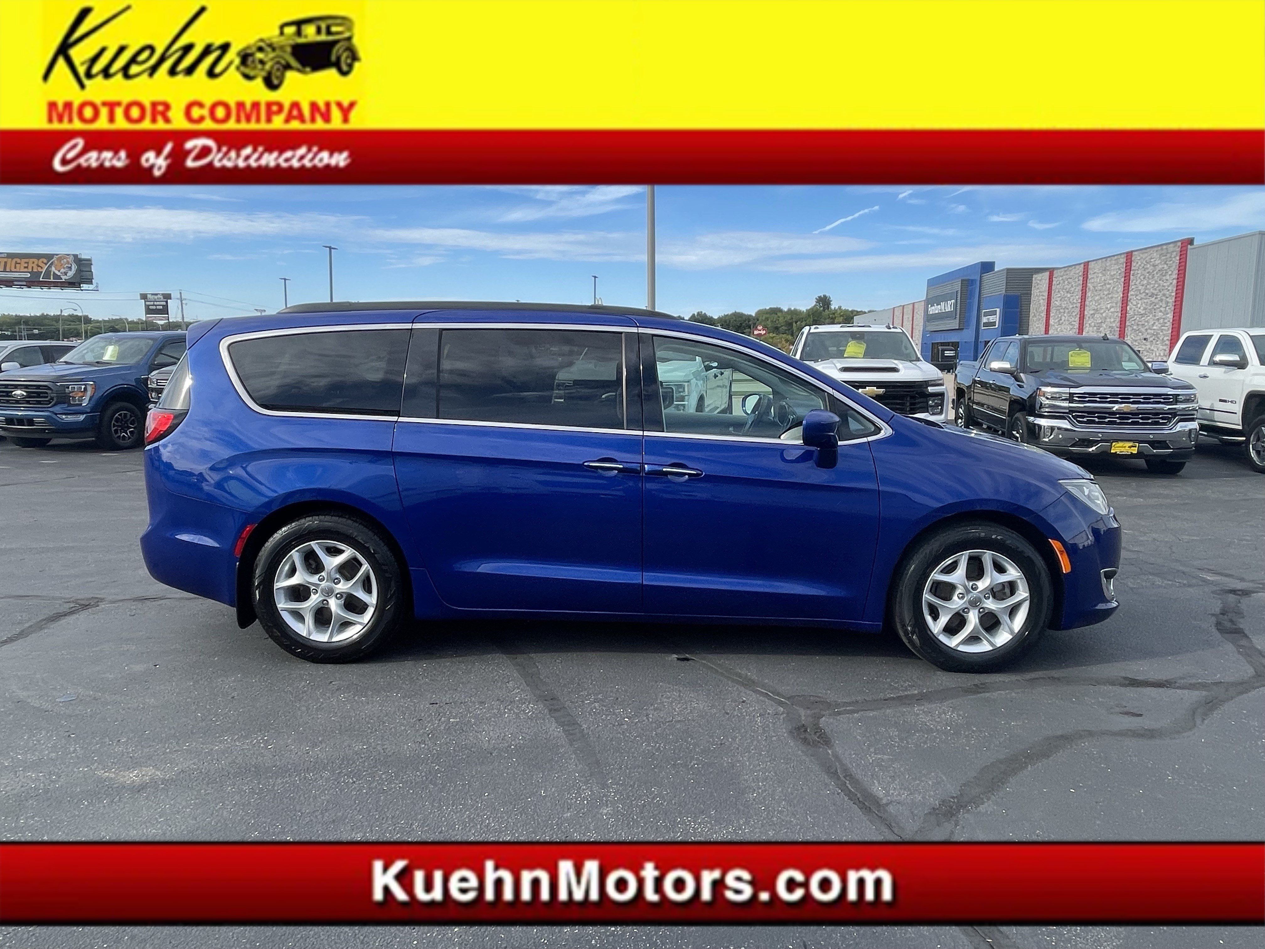 Used 2018 Chrysler Pacifica Touring Plus w/ Tire & Wheel Group FWD image 1