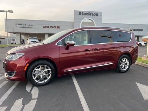 Used 2018 Chrysler Pacifica Limited image 2