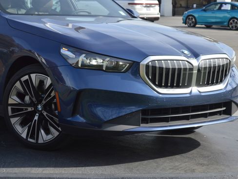 Used 2025 BMW 530i xDrive w/ Premium Package image 2