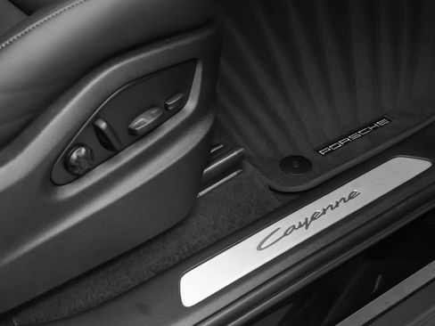 Certified 2025 Porsche Cayenne image 19