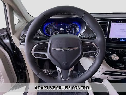 Used 2023 Chrysler Pacifica Touring-L AWD/4WD image 3