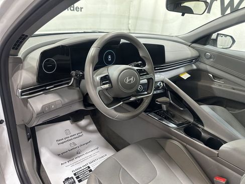 Used 2025 Hyundai Elantra SEL image 24