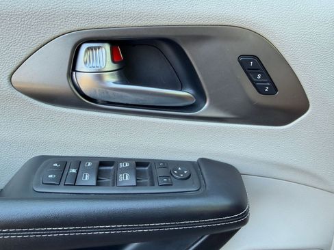 Used 2023 Chrysler Pacifica Touring-L FWD image 18