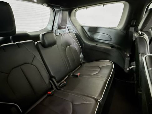 Used 2025 Chrysler Pacifica Limited FWD image 27