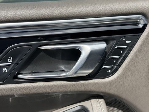 Certified 2023 Porsche Macan AWD/4WD image 23