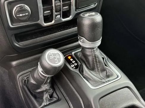 Used 2024 Jeep Wrangler Unlimited Sahara AWD/4WD image 38