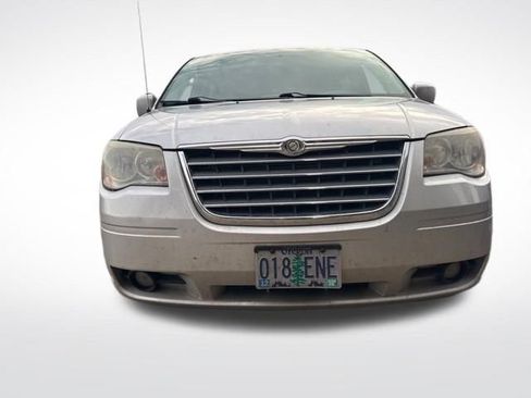 Used 2010 Chrysler Town & Country Touring image 4