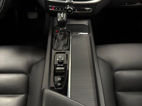 Used 2018 Volvo XC60 T5 Momentum w/ Convenience Package image 21