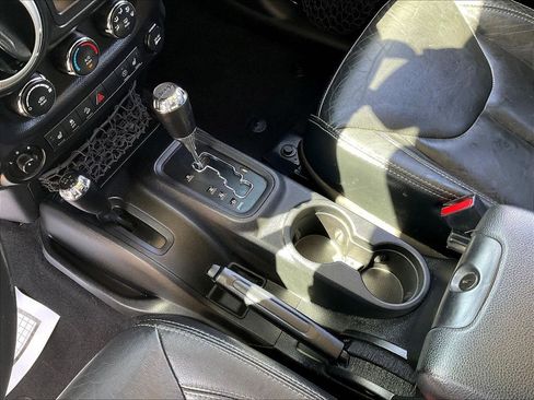 Used 2015 Jeep Wrangler Unlimited Rubicon w/ Connectivity Group AWD/4WD image 16
