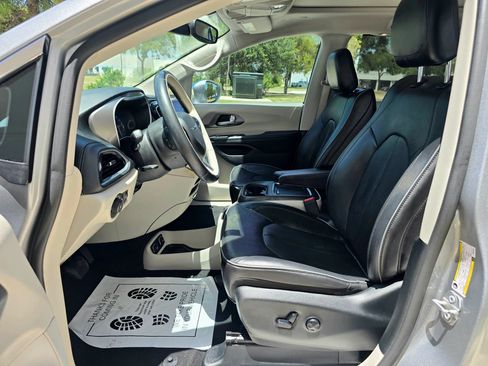 Used 2018 Chrysler Pacifica Limited FWD image 24