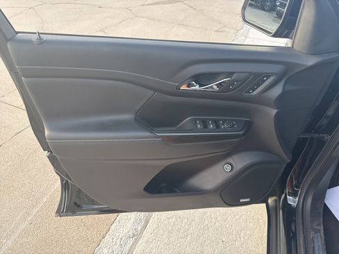 Used 2023 GMC Acadia SLT w/ Preferred Package image 13