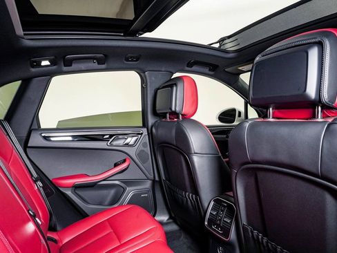 Certified 2025 Porsche Macan AWD/4WD image 16