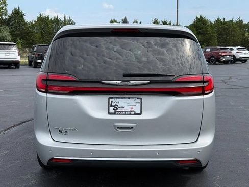 Used 2024 Chrysler Pacifica Touring-L FWD image 5