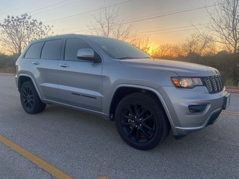 Used 2019 Jeep Grand Cherokee Altitude image 3