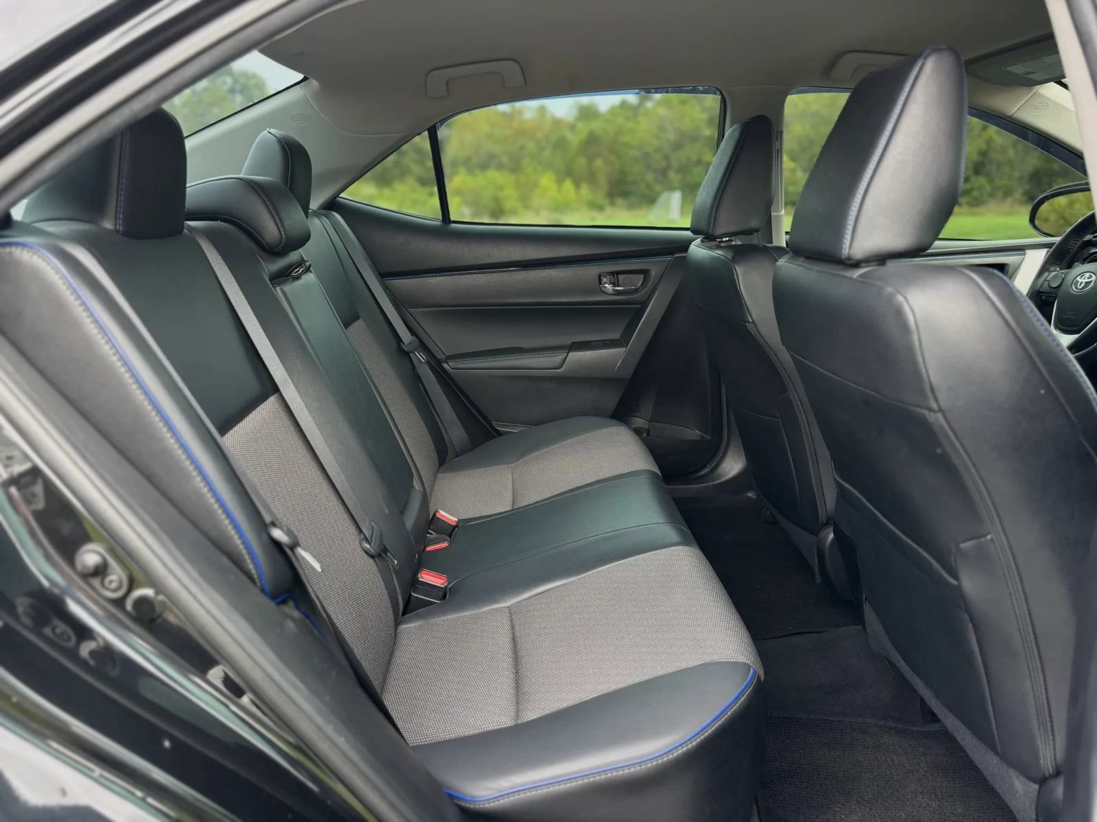 Used 2017 Toyota Corolla SE w/ Carpet Mat Package (TMS) FWD image 16