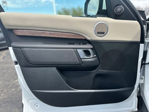 Used 2020 Land Rover Discovery HSE image 16