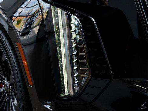 Used 2025 Cadillac Escalade ESV V image 18