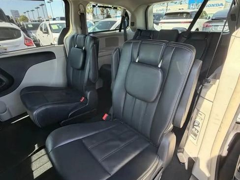 Used 2016 Chrysler Town & Country Touring FWD image 8