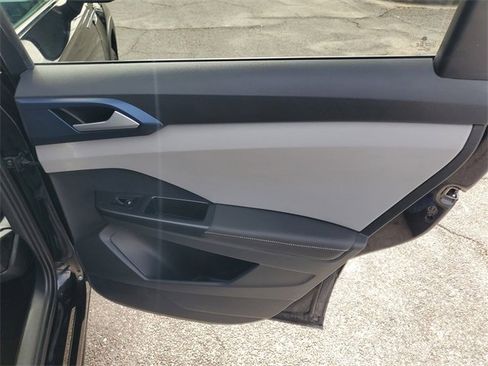 Used 2024 Volkswagen Taos SE image 32