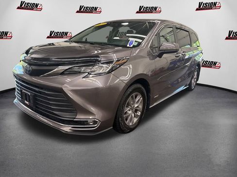 Used 2021 Toyota Sienna XLE FWD image 1