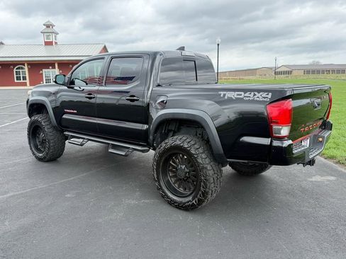 Used 2017 Toyota Tacoma TRD Off-Road w/ Premium & Technology Package image 7
