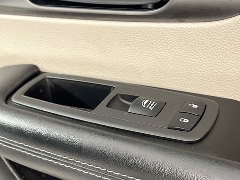 Used 2022 Chrysler Pacifica Touring-L image 32