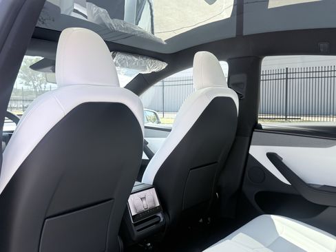 Used 2026 Tesla Model Y 2WD image 34