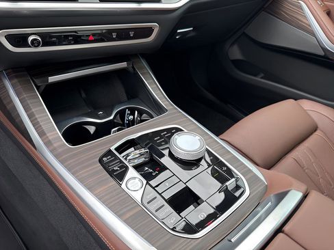 Used 2025 BMW X7 M60i image 25