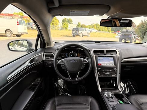 Used 2018 Ford Fusion SE w/ Equipment Group 602A FWD image 25