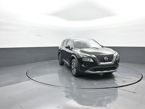 Used 2023 Nissan Rogue SV image 2
