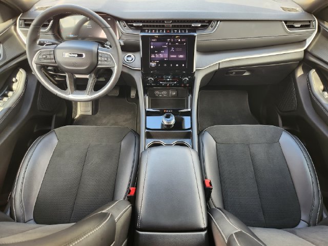 Used 2025 Jeep Grand Cherokee Altitude RWD image 26