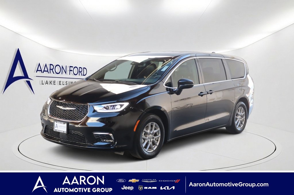 Used 2026 Chrysler Pacifica Select FWD image 1
