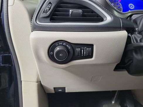 Used 2024 Chrysler Pacifica Touring-L FWD image 13