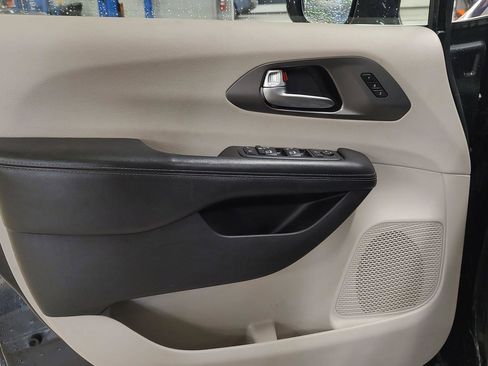 Used 2019 Chrysler Pacifica Limited image 19