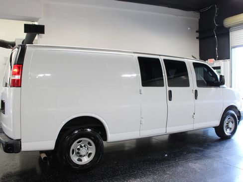 Used 2017 Chevrolet Express 2500 Extended RWD image 3