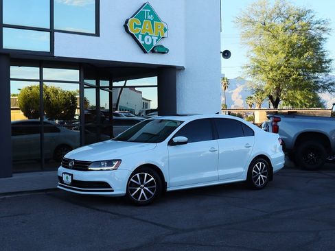 Used 2017 Volkswagen Jetta SE image 3