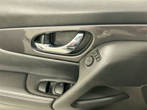 Used 2019 Nissan Rogue SV image 11