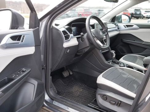 Used 2025 Volkswagen Taos SE AWD/4WD image 12