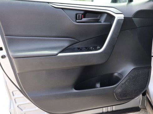 Used 2020 Toyota RAV4 LE AWD/4WD image 12