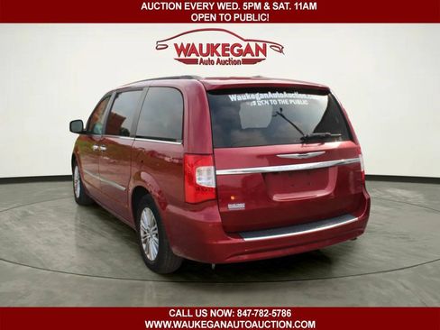 Used 2015 Chrysler Town & Country Touring-L w/ Driver Convenience Group FWD image 4