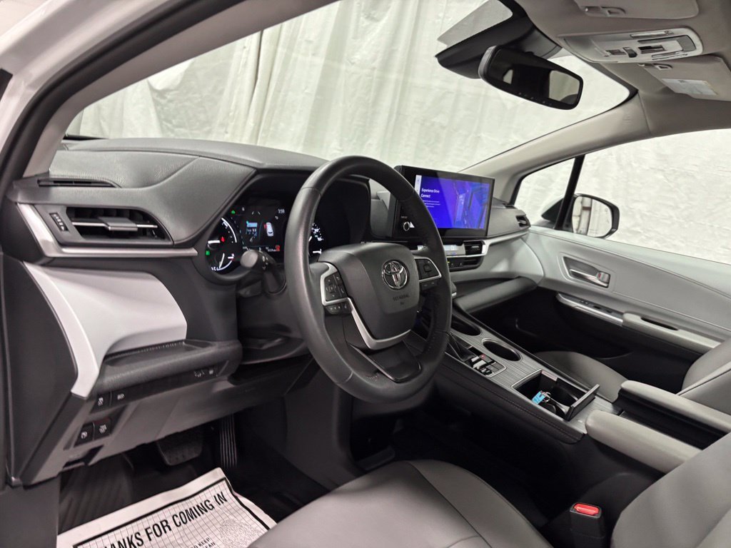 Used 2026 Toyota Sienna XLE FWD image 15