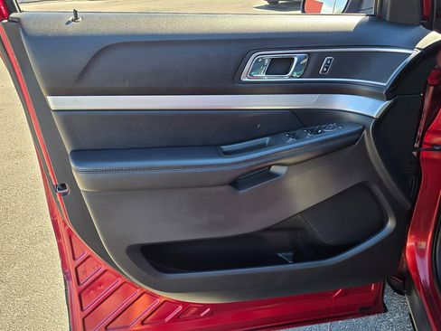 Used 2017 Ford Explorer XLT image 23
