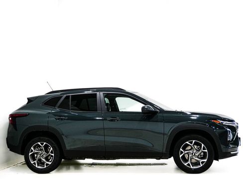 Used 2025 Chevrolet Trax LT FWD image 4