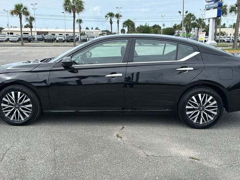 Used 2025 Nissan Altima 2.5 SV FWD image 2