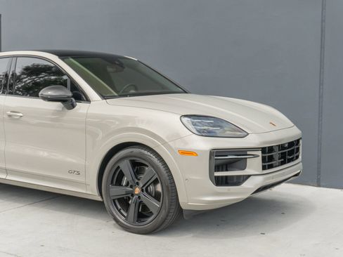 Used 2025 Porsche Cayenne GTS AWD/4WD image 40
