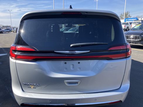 Used 2024 Chrysler Pacifica Touring-L image 6