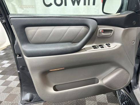 Used 2004 Toyota Land Cruiser image 23